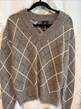 H&M Gray and Cream Argyle V-Neck Sweater